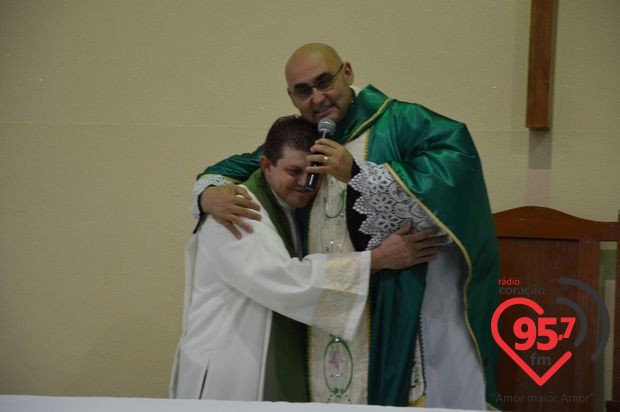 Padre Junior toma posse como novo vigário