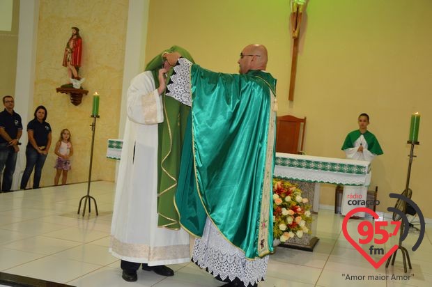 Padre Junior toma posse como novo vigário