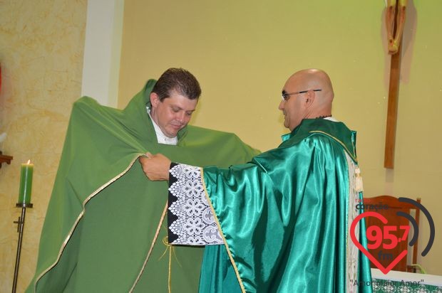 Padre Junior toma posse como novo vigário