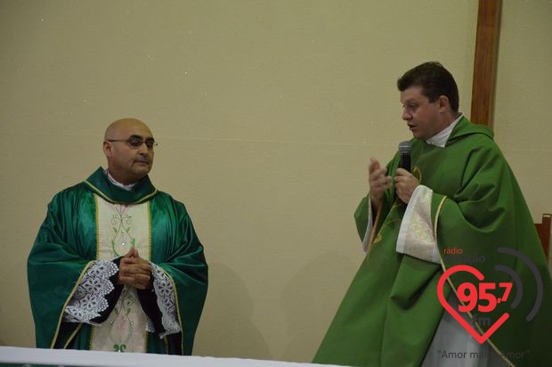 Padre Junior toma posse como novo vigário