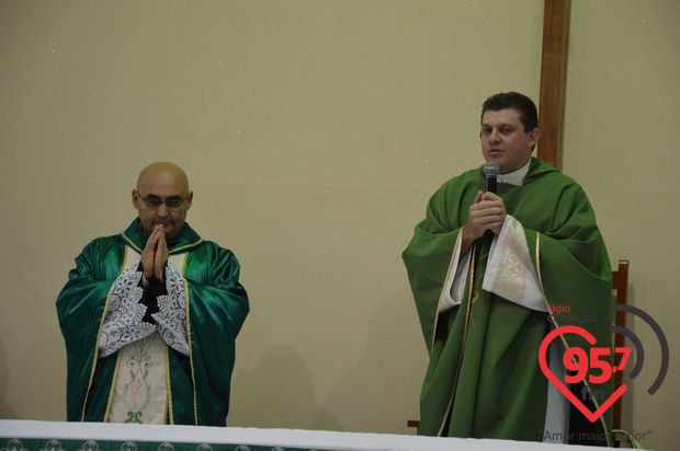 Padre Junior toma posse como novo vigário