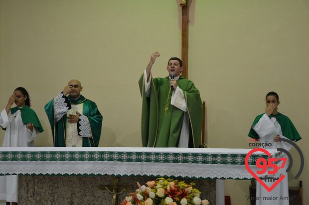 Padre Junior toma posse como novo vigário