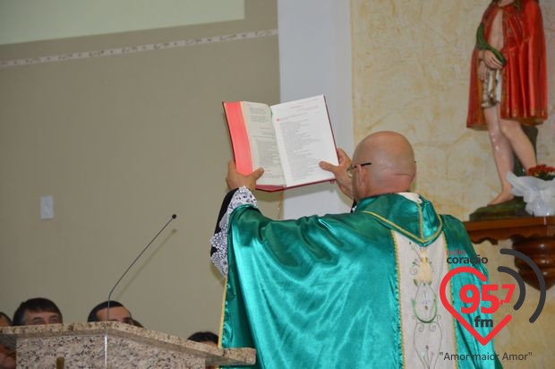 Padre Junior toma posse como novo vigário