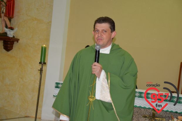 Padre Junior toma posse como novo vigário