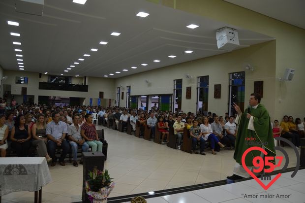 Padre Junior toma posse como novo vigário
