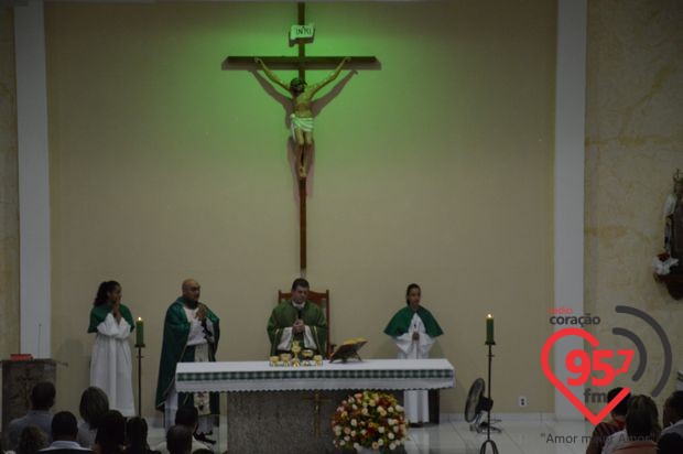 Padre Junior toma posse como novo vigário