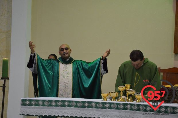 Padre Junior toma posse como novo vigário