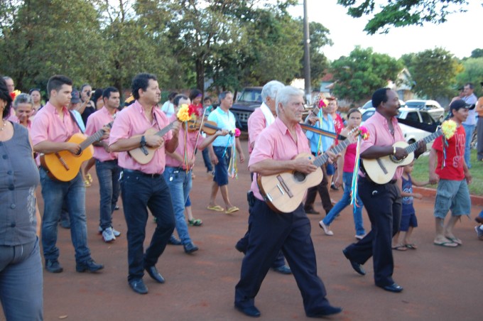Companhia "Estrela do Oriente" realiza folia de Reis em Montese