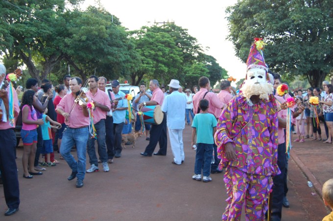 Companhia "Estrela do Oriente" realiza folia de Reis em Montese
