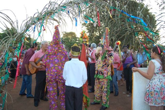 Companhia "Estrela do Oriente" realiza folia de Reis em Montese