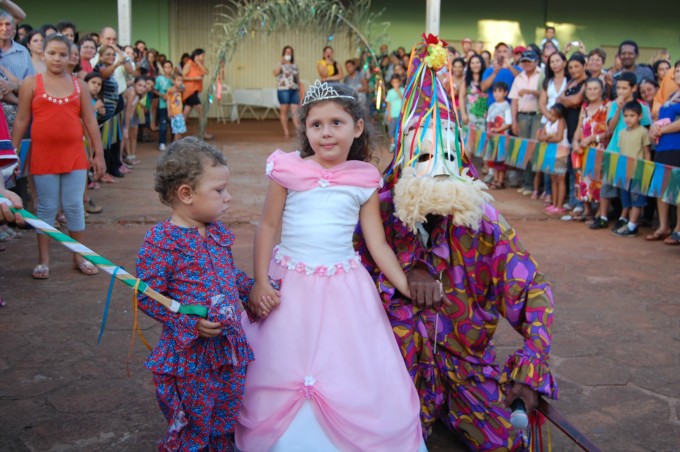 Companhia "Estrela do Oriente" realiza folia de Reis em Montese