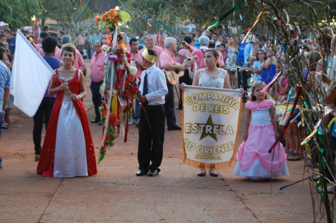 Companhia "Estrela do Oriente" realiza folia de Reis em Montese