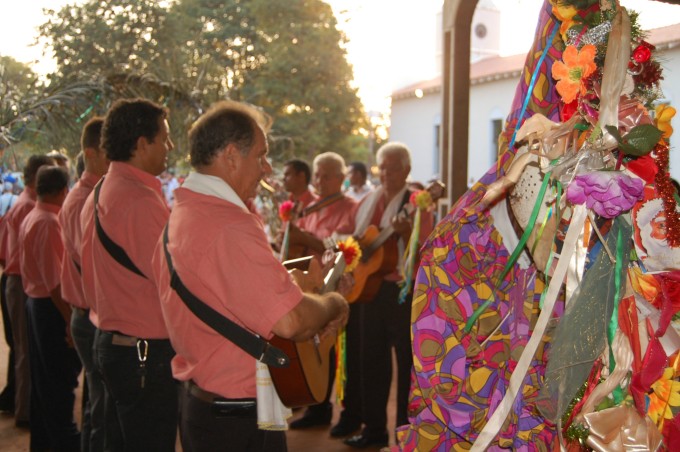 Companhia "Estrela do Oriente" realiza folia de Reis em Montese