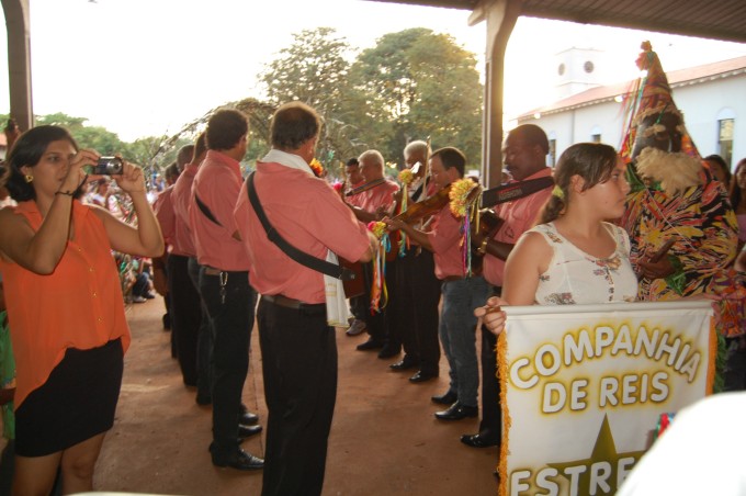 Companhia "Estrela do Oriente" realiza folia de Reis em Montese