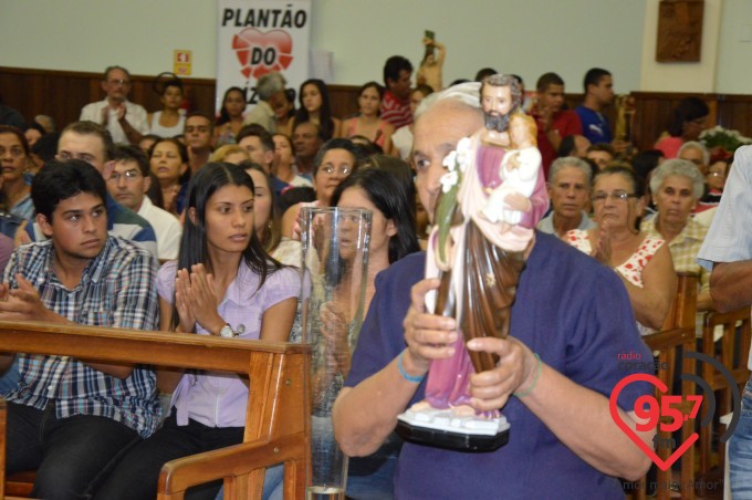 Padre Paulino toma posse como pároco em Vicentina