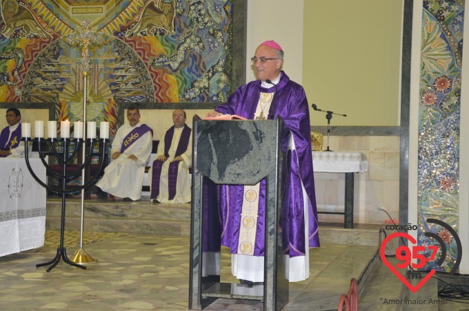 Dom Redovino celebra quarta-feira de cinzas na catedral