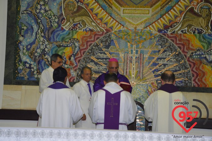 Dom Redovino celebra quarta-feira de cinzas na catedral