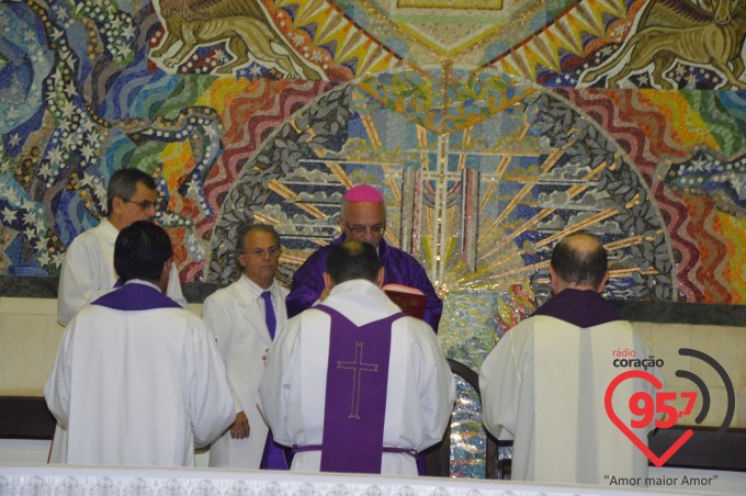 Dom Redovino celebra quarta-feira de cinzas na catedral