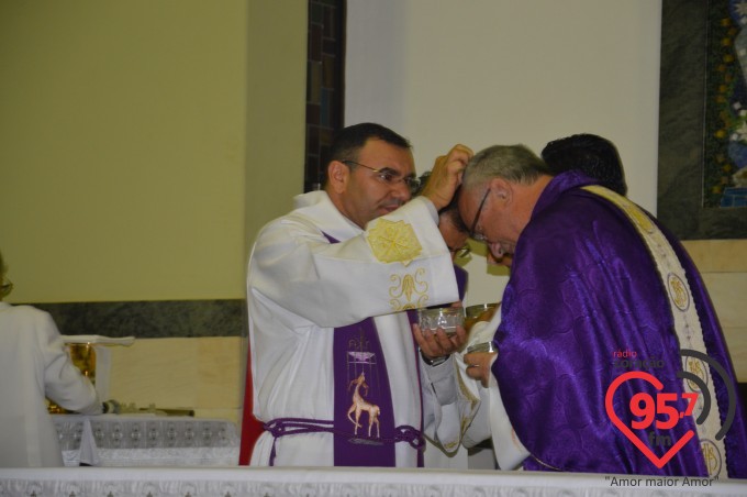 Dom Redovino celebra quarta-feira de cinzas na catedral