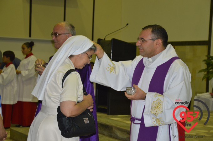 Dom Redovino celebra quarta-feira de cinzas na catedral