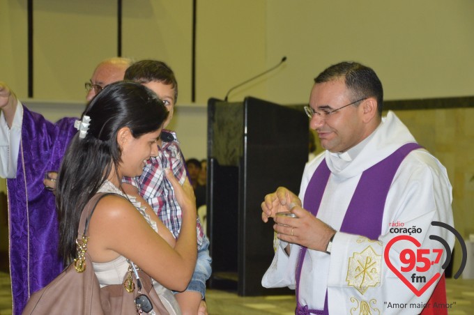 Dom Redovino celebra quarta-feira de cinzas na catedral