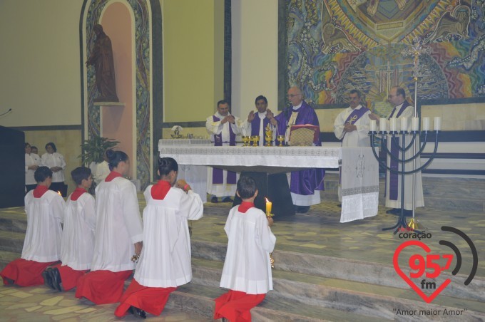 Dom Redovino celebra quarta-feira de cinzas na catedral