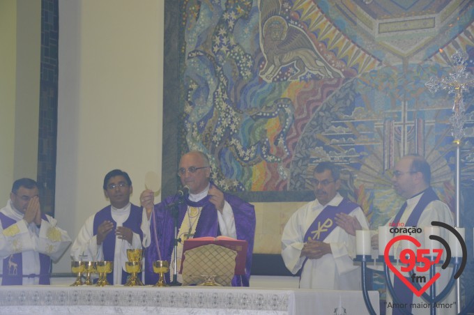 Dom Redovino celebra quarta-feira de cinzas na catedral