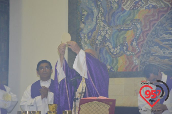 Dom Redovino celebra quarta-feira de cinzas na catedral