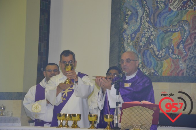Dom Redovino celebra quarta-feira de cinzas na catedral