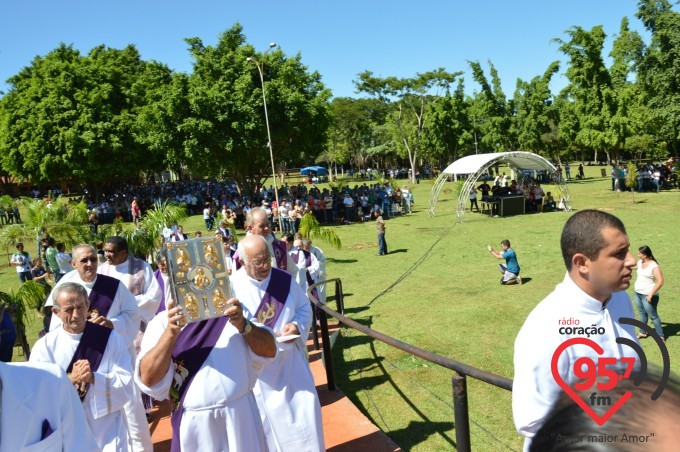 Na presença de muitos jovens, dom Redovino abre campanha da fraternidade no santuário