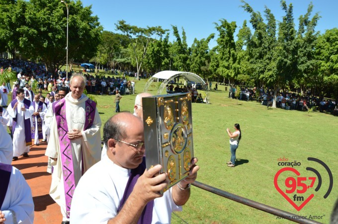 Na presença de muitos jovens, dom Redovino abre campanha da fraternidade no santuário