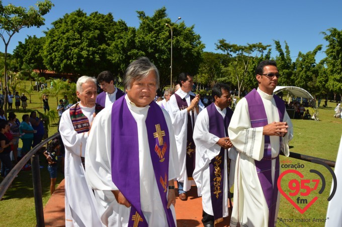 Na presença de muitos jovens, dom Redovino abre campanha da fraternidade no santuário