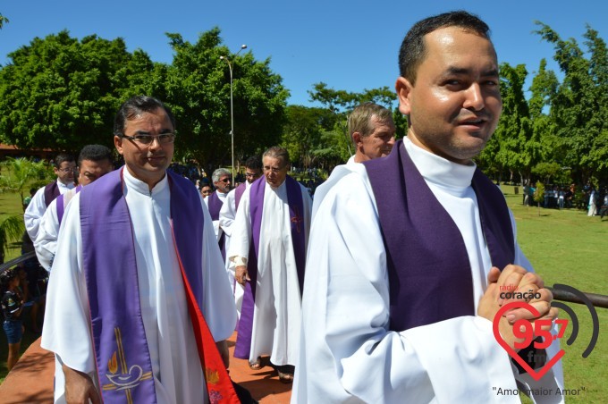Na presença de muitos jovens, dom Redovino abre campanha da fraternidade no santuário