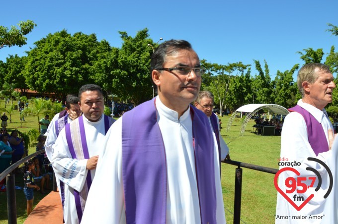 Na presença de muitos jovens, dom Redovino abre campanha da fraternidade no santuário