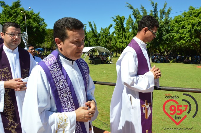 Na presença de muitos jovens, dom Redovino abre campanha da fraternidade no santuário