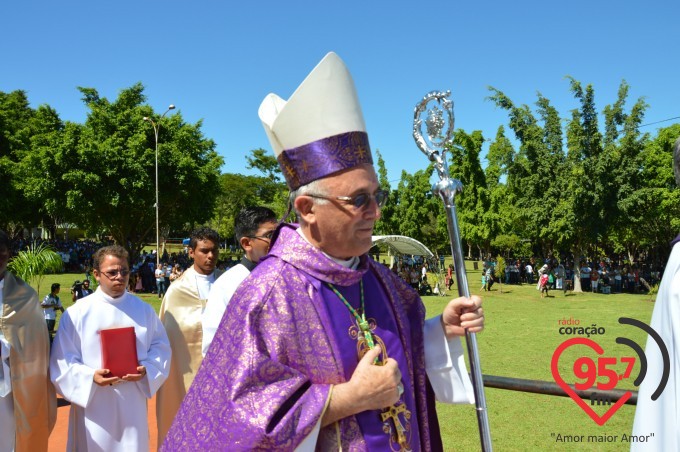 Na presença de muitos jovens, dom Redovino abre campanha da fraternidade no santuário