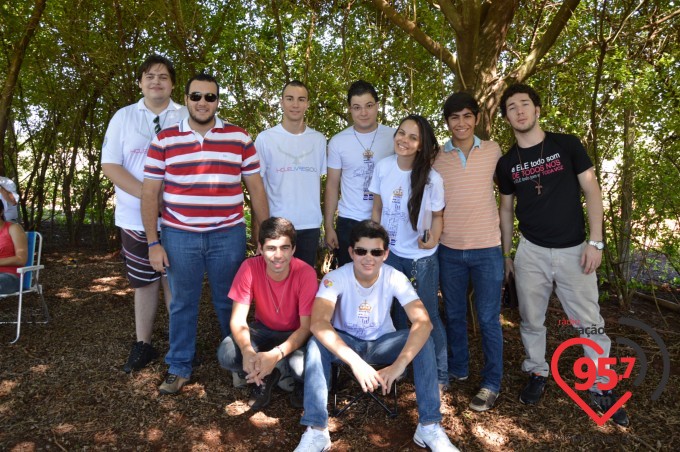 Na presença de muitos jovens, dom Redovino abre campanha da fraternidade no santuário
