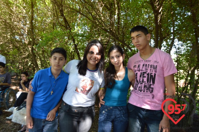 Na presença de muitos jovens, dom Redovino abre campanha da fraternidade no santuário