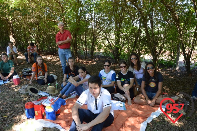 Na presença de muitos jovens, dom Redovino abre campanha da fraternidade no santuário