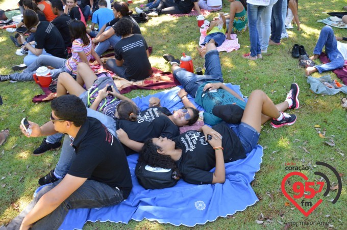Na presença de muitos jovens, dom Redovino abre campanha da fraternidade no santuário