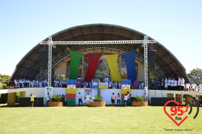 Na presença de muitos jovens, dom Redovino abre campanha da fraternidade no santuário