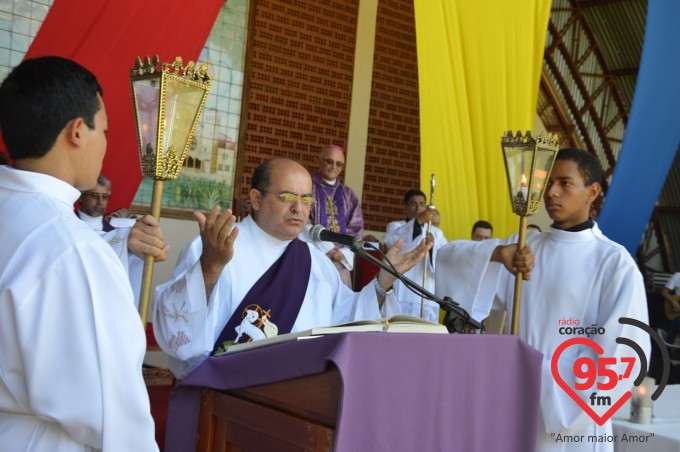 Na presença de muitos jovens, dom Redovino abre campanha da fraternidade no santuário