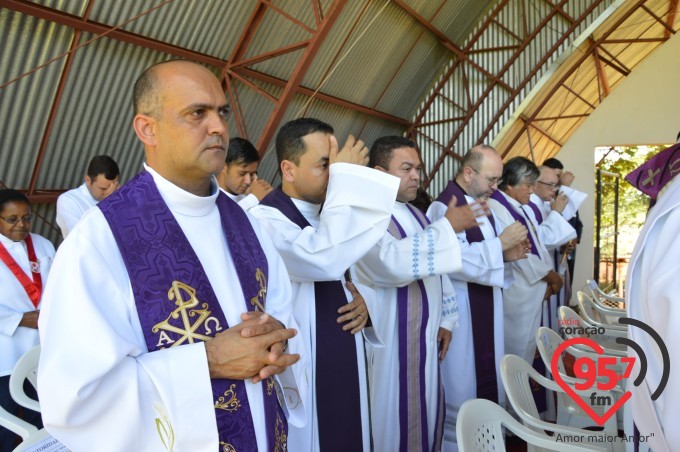 Na presença de muitos jovens, dom Redovino abre campanha da fraternidade no santuário