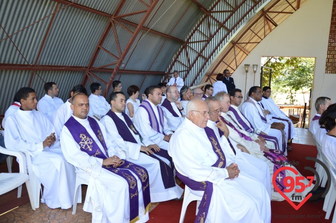 Na presença de muitos jovens, dom Redovino abre campanha da fraternidade no santuário