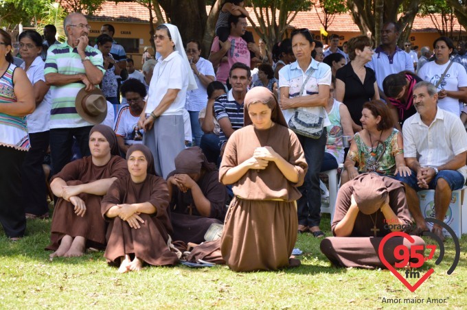 Na presença de muitos jovens, dom Redovino abre campanha da fraternidade no santuário