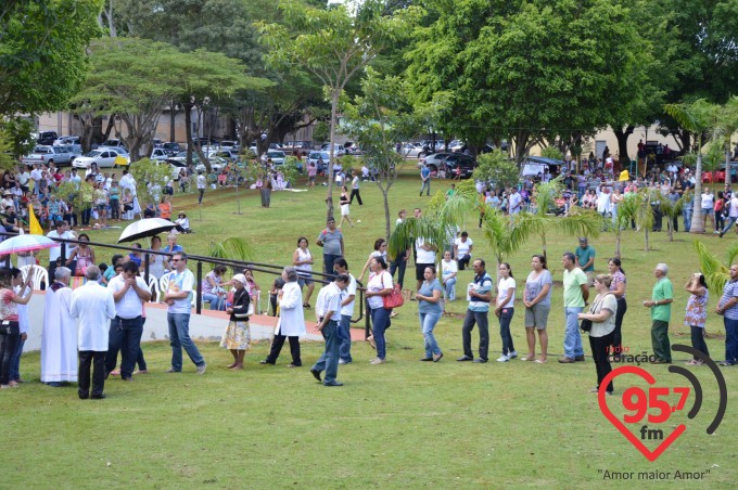Na presença de muitos jovens, dom Redovino abre campanha da fraternidade no santuário