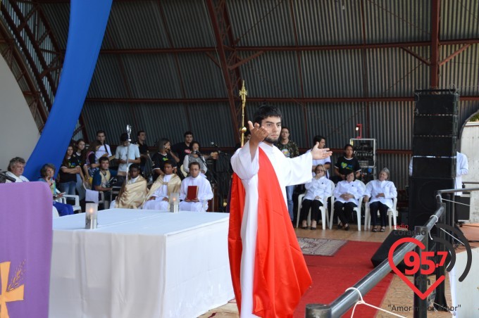 Na presença de muitos jovens, dom Redovino abre campanha da fraternidade no santuário