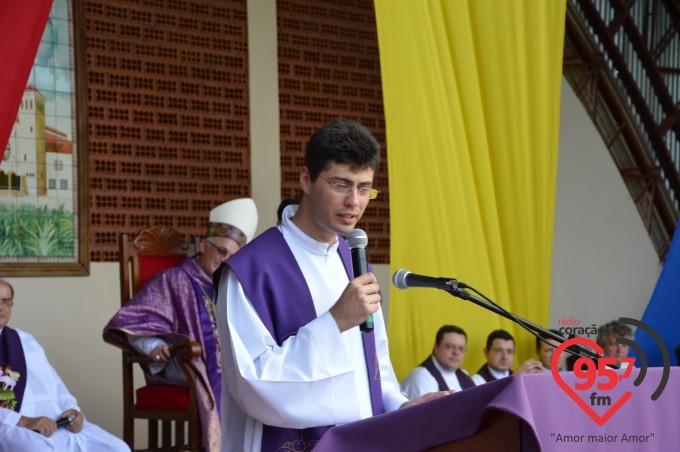Na presença de muitos jovens, dom Redovino abre campanha da fraternidade no santuário