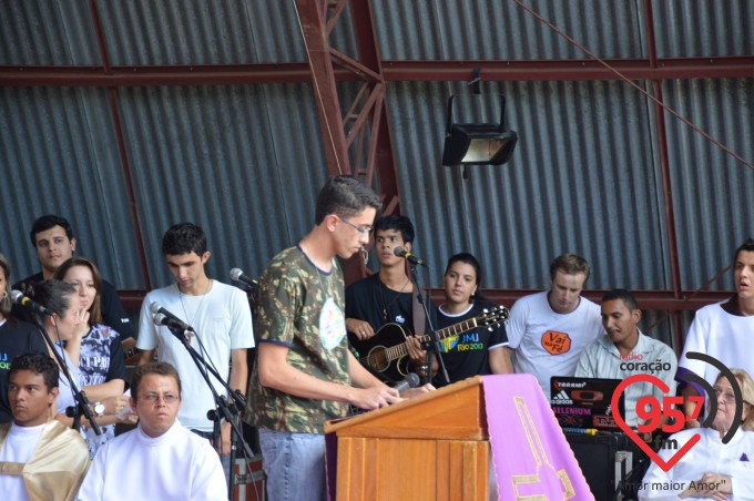 Na presença de muitos jovens, dom Redovino abre campanha da fraternidade no santuário