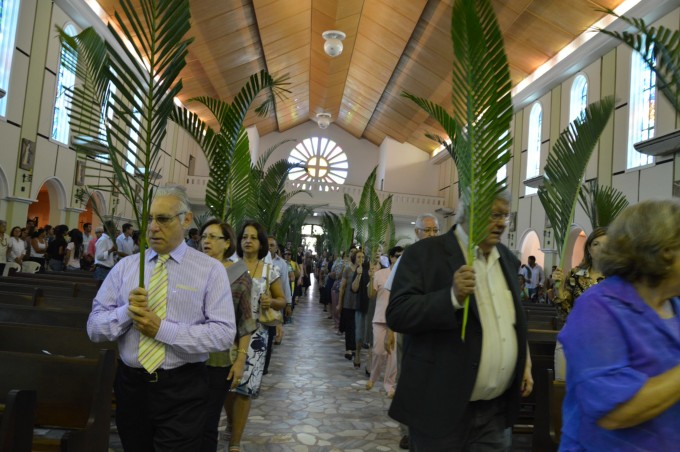 Dom Redovino celebra Missa de ramos na Catedral